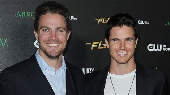 Are Robbie Amell And Stephen Amell Related?
