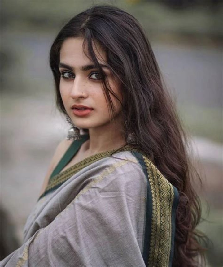 Unveiling Ayesha Khan's Age And Pakistani Legacy