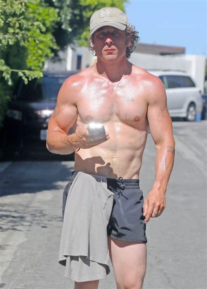 Get The Scoop: Jeremy Allen White's Height And Weight Revealed